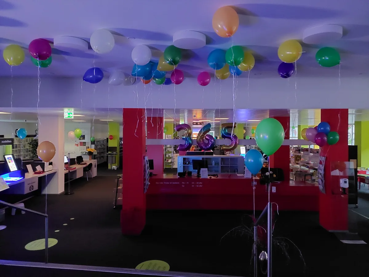 Die Eröffnung über 365 Tage wurde 2022 gebührend gefeiert. (Archivfoto) Man sieht den Eingang der Bibliothek, geschmückt mit Ballons.